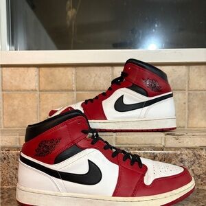 Jordan 1 Mid Chicago toe